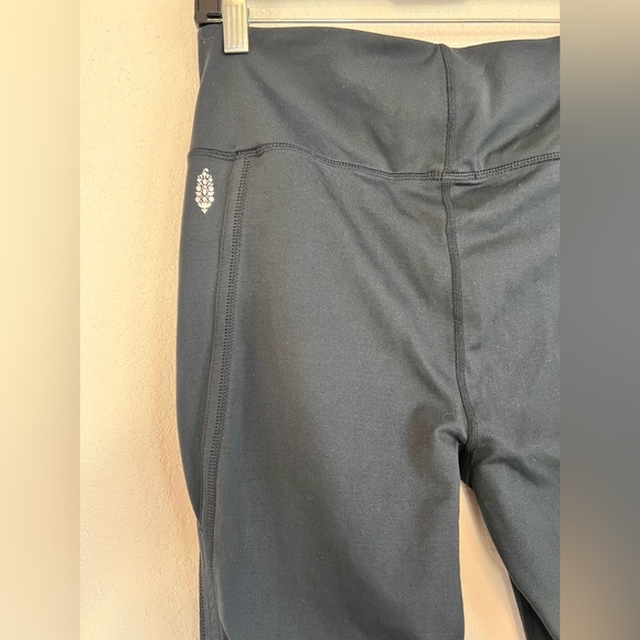 Free People Movement Infinity Crop Cutout Leggings in black Size Large - Picture 5 of 11